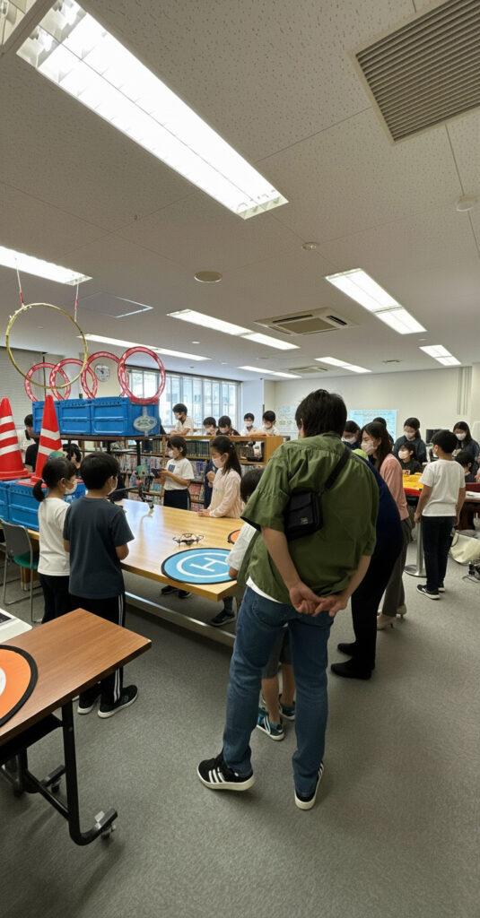 子供達がドローンプログラミング教室って講師から学んでいます